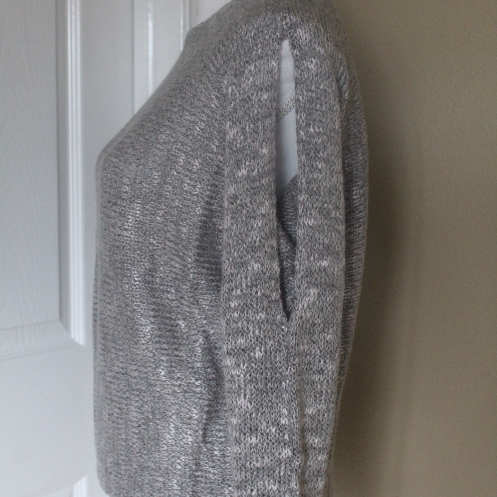 Grey 3/4 Open Sleeve Sweater. - Picture 6 of 6